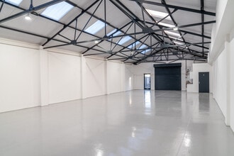 23 Crown Rd, Enfield to rent Interior Photo- Image 1 of 2