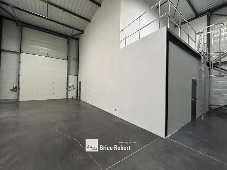 Light Industrial in Saint-Priest to rent - Interior Photo - Image 3 of 11