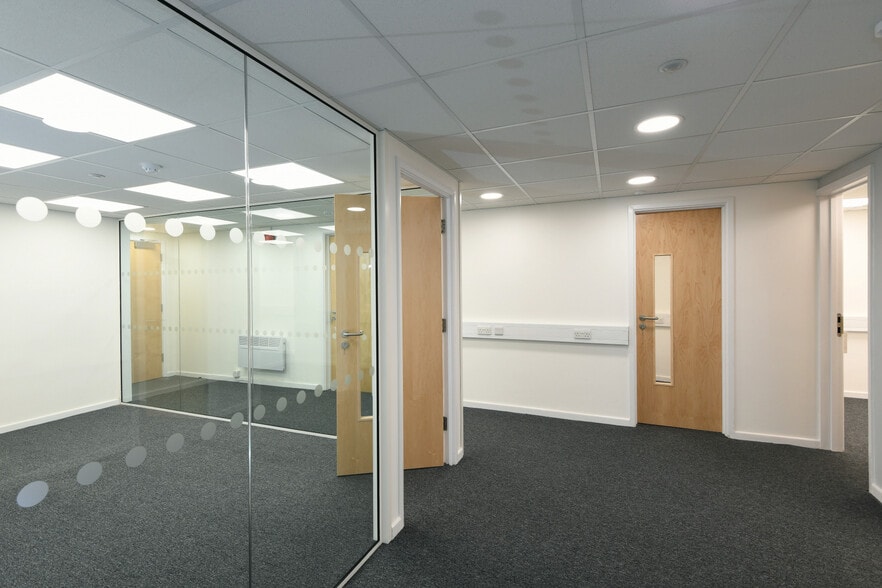 River Front, Enfield to rent - Interior Photo - Image 2 of 10