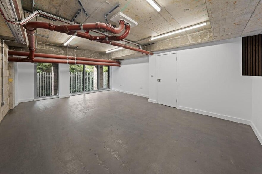 4 Maple Path, London to rent - Building Photo - Image 2 of 50
