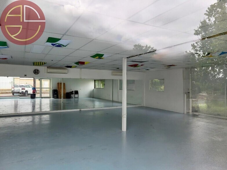 Retail in L'Union to rent - Interior Photo - Image 2 of 4