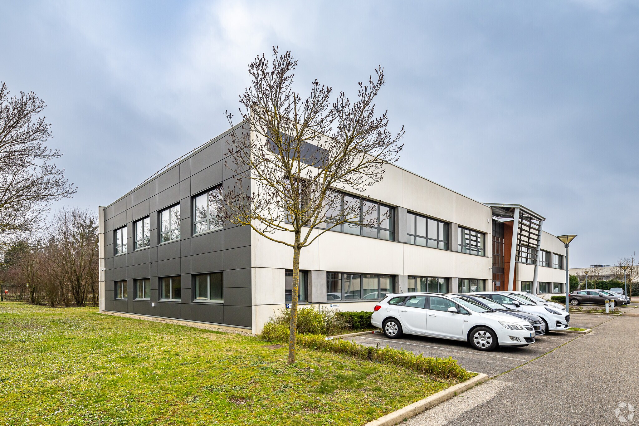 Office in Saint-Priest to rent Primary Photo- Image 1 of 7