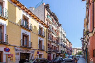 Retail in Madrid, MAD for rent Primary Photo- Image 1 of 2