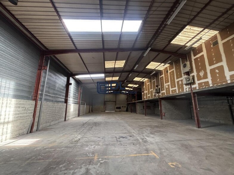 Industrial in Élancourt to rent - Interior Photo - Image 2 of 7