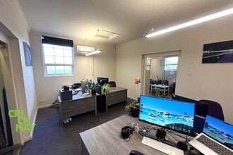 Old Crawley Rd, Horsham to rent Interior Photo- Image 1 of 5