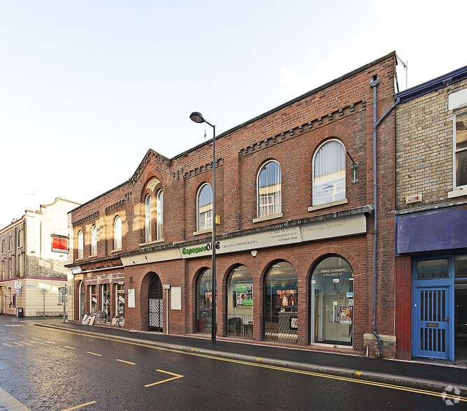 Rylands St, Warrington to rent - Building Photo - Image 3 of 4
