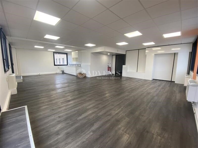 Office in Guyancourt to rent - Interior Photo - Image 1 of 5