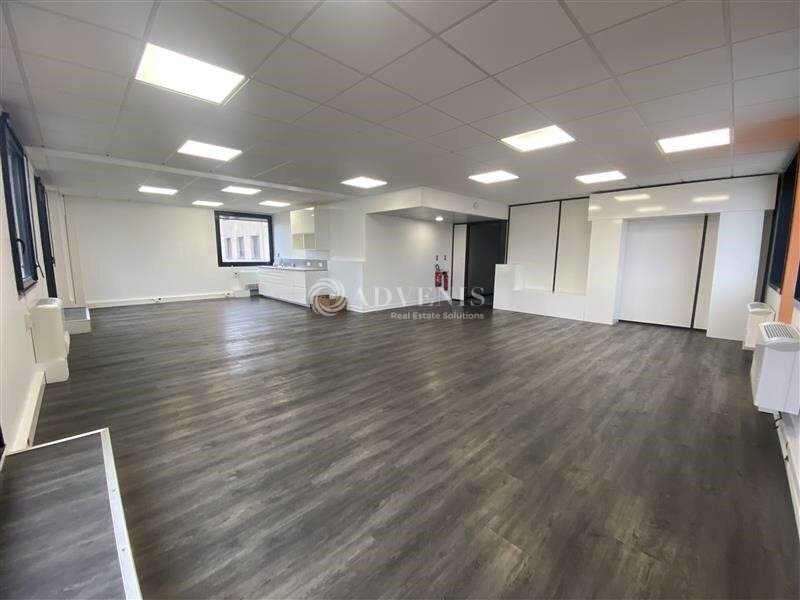 Office in Guyancourt to rent Interior Photo- Image 1 of 6