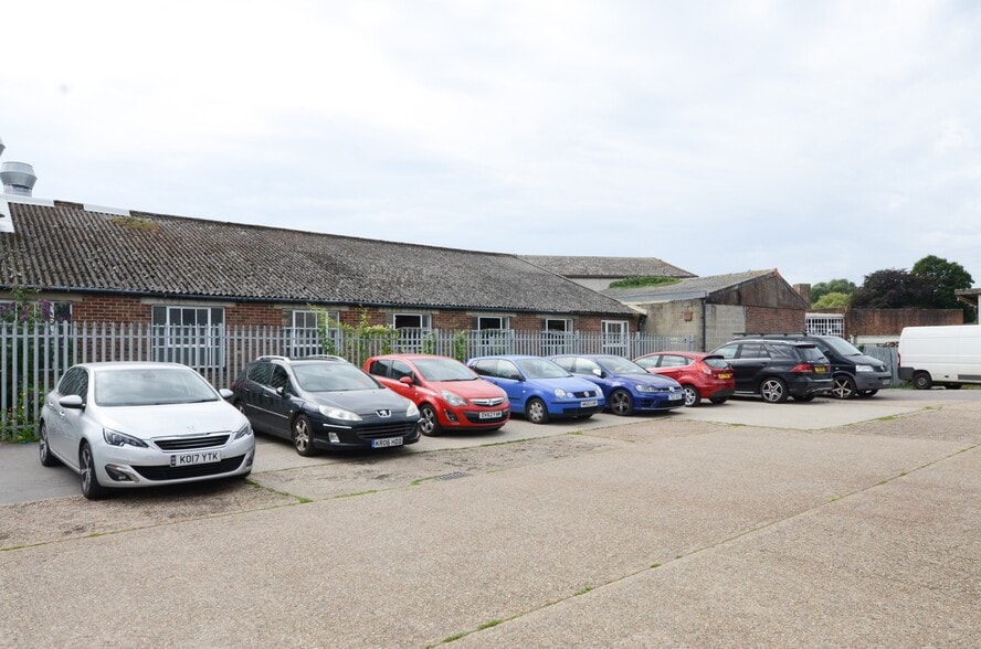 26B-28 Terminus Rd, Chichester to rent - Building Photo - Image 3 of 5