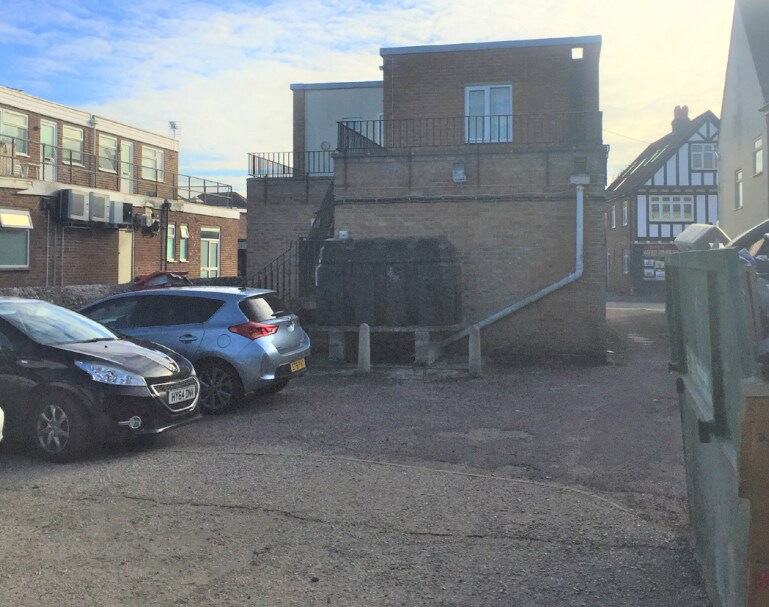 8 Shore Rd, East Wittering for sale Primary Photo- Image 1 of 1