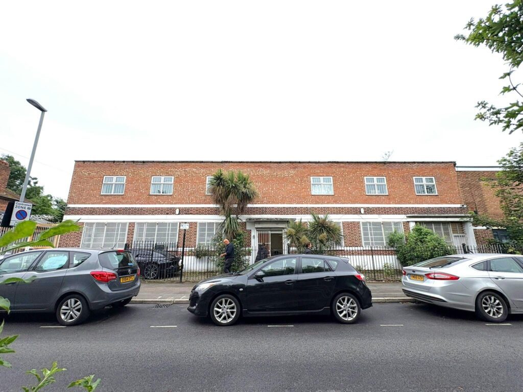 33 Sutherland Rd, London to rent Building Photo- Image 1 of 5