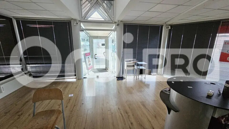 Retail in Pessac to rent - Interior Photo - Image 2 of 5