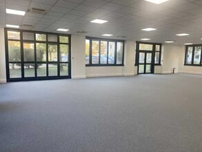 Office in Saint-Didier-au-Mont-d'Or to rent Interior Photo- Image 1 of 2