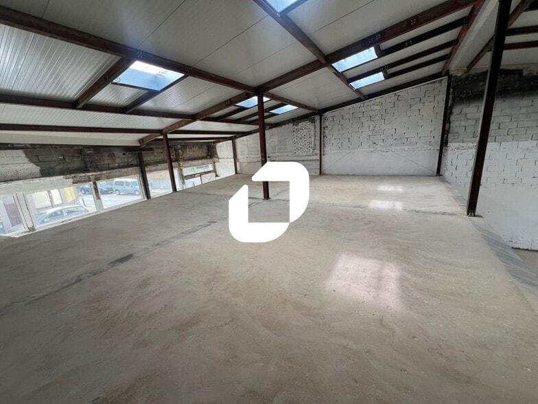 Light Industrial in Montreuil to rent - Interior Photo - Image 3 of 6