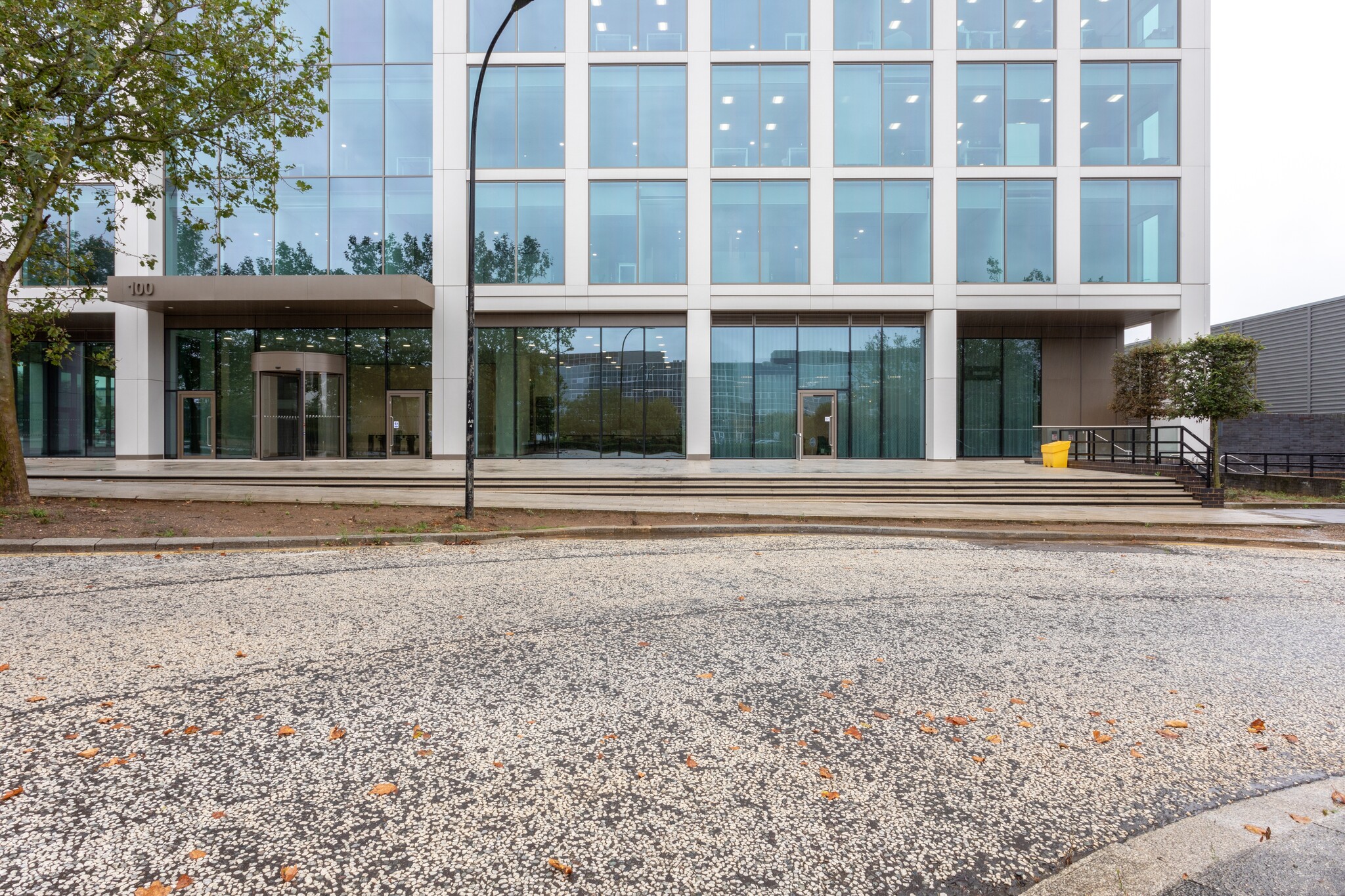100 Avebury Blvd, Milton Keynes to rent Interior Photo- Image 1 of 11