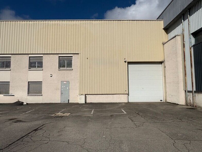 Light Industrial in Villeurbanne to rent - Building Photo - Image 2 of 12