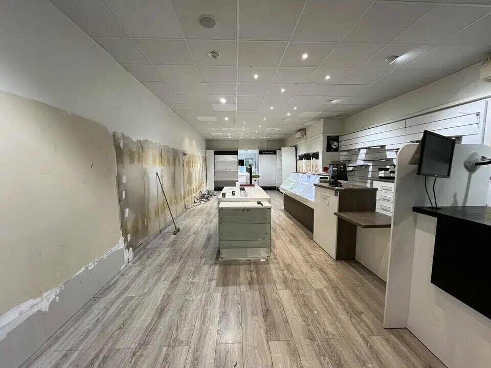 Retail in Oullins to rent Other- Image 1 of 3