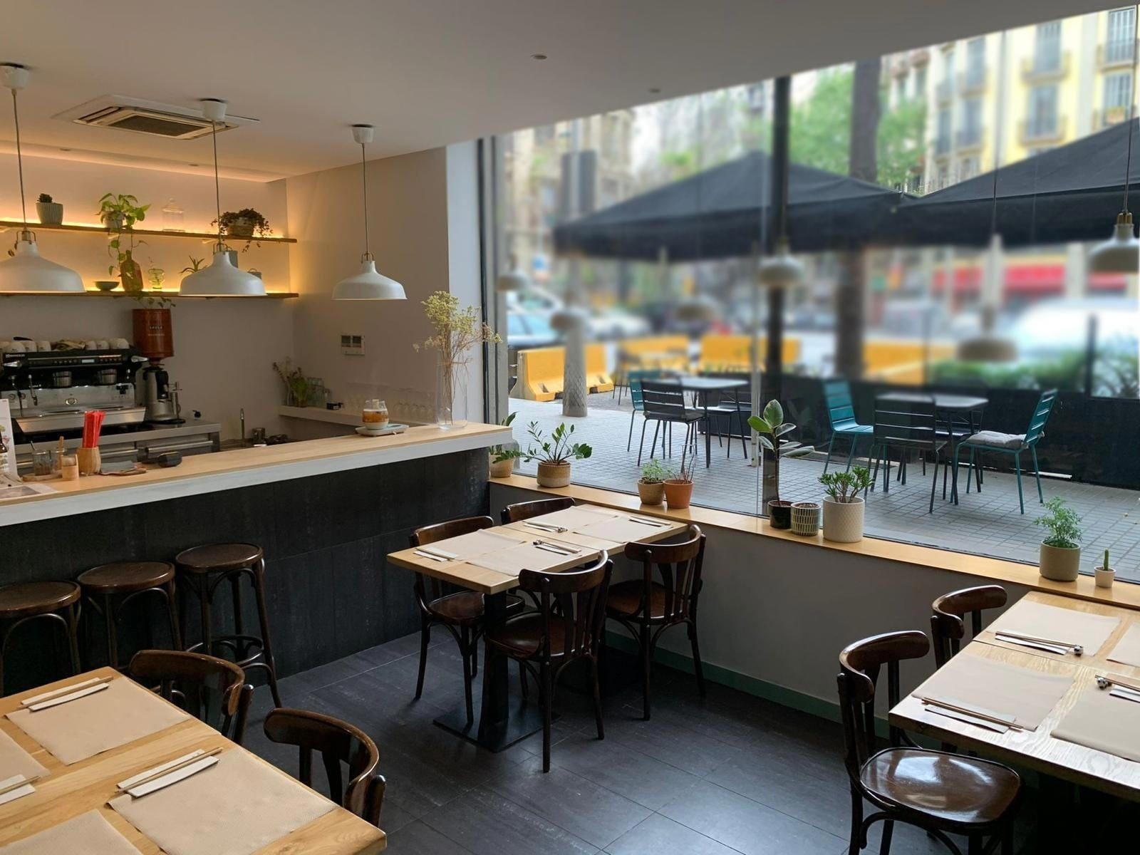 Retail in Barcelona, Barcelona to rent Primary Photo- Image 1 of 2