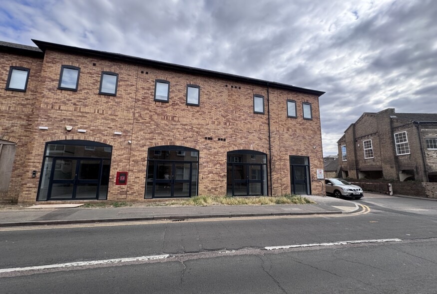 3 Tebbutts Rd, St Neots to rent - Building Photo - Image 1 of 1