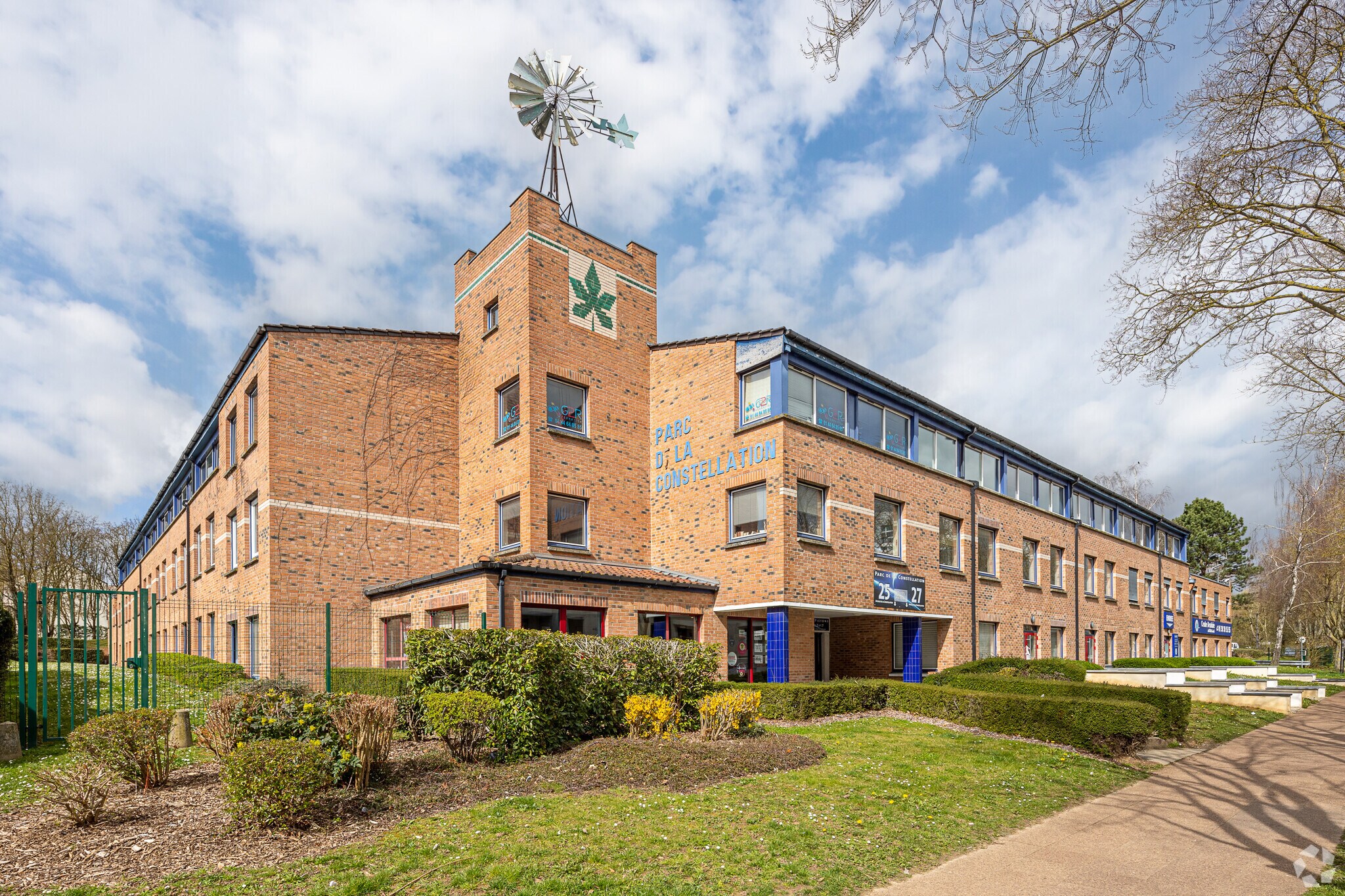 27 Avenue De La Constellation, Cergy to rent Primary Photo- Image 1 of 4