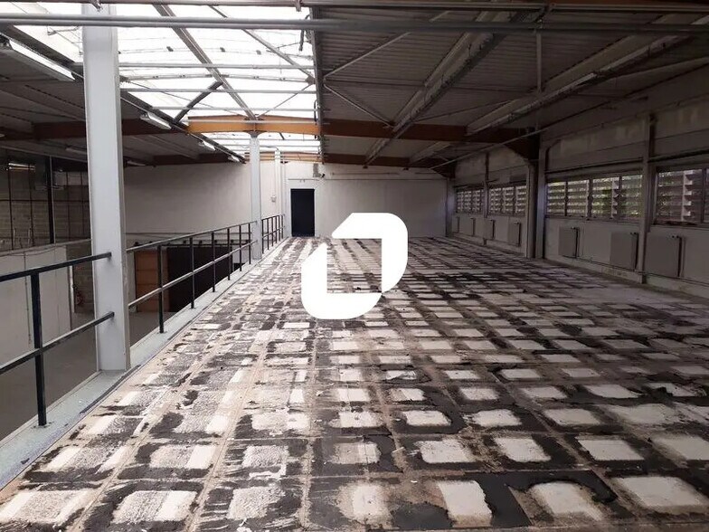 Light Industrial in Plaisir to rent - Interior Photo - Image 1 of 18