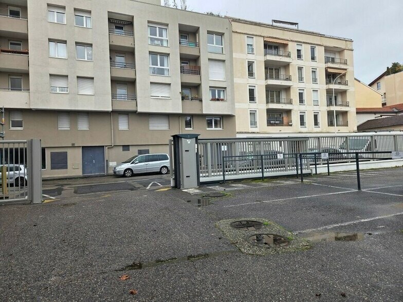 Office in Lyon for sale - Building Photo - Image 2 of 5