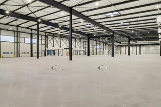 Light Industrial in Le Bourget to rent Interior Photo- Image 2 of 9