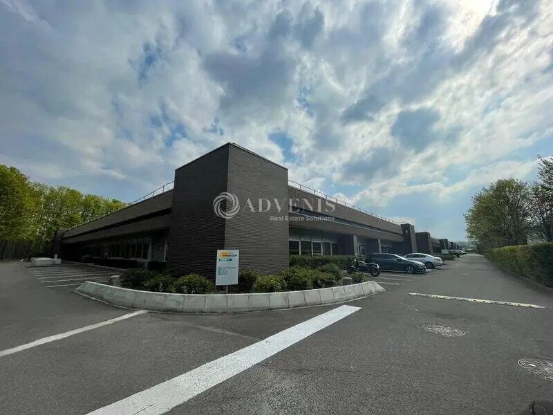 Office in Trappes to rent Building Photo- Image 1 of 5