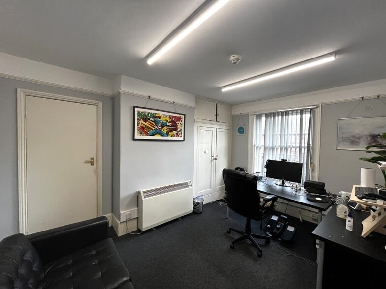 271 High St, Berkhamsted to rent - Building Photo - Image 3 of 10