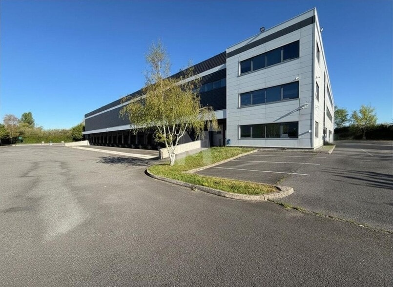 Industrial in Chilly-Mazarin to rent - Building Photo - Image 1 of 13
