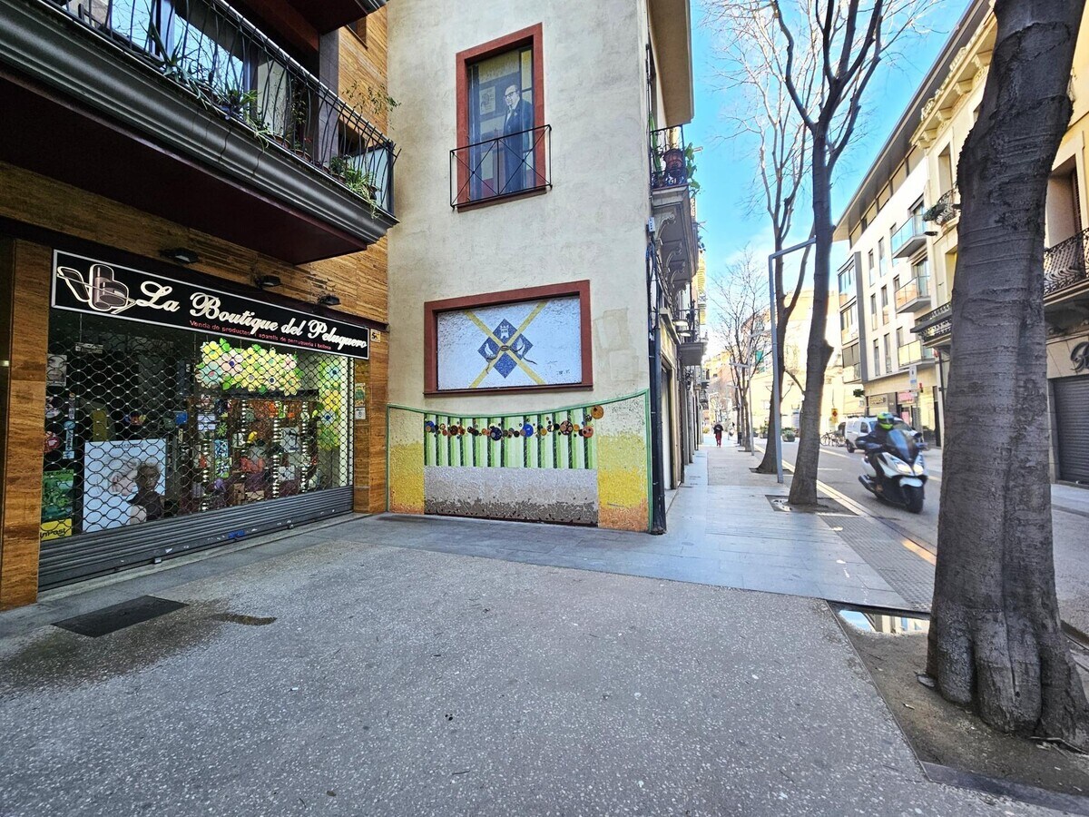 Barcelona, BAR 08030 - Unit - - - Interior Photo - Image 2 of 11