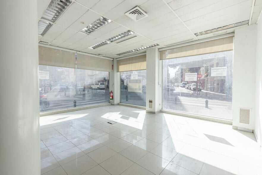 Retail in Granada for sale - Interior Photo - Image 2 of 25