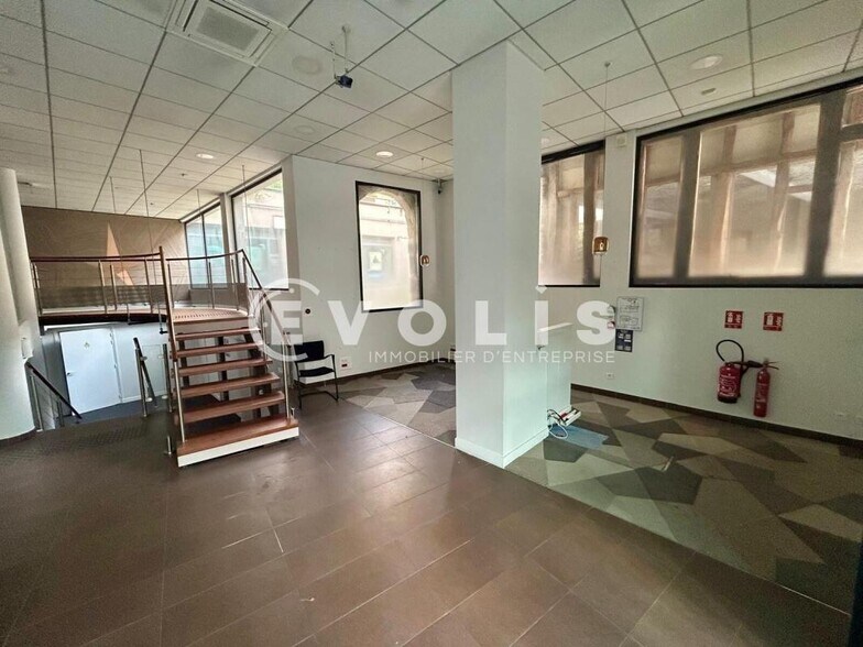 Retail in Palaiseau to rent - Interior Photo - Image 2 of 7
