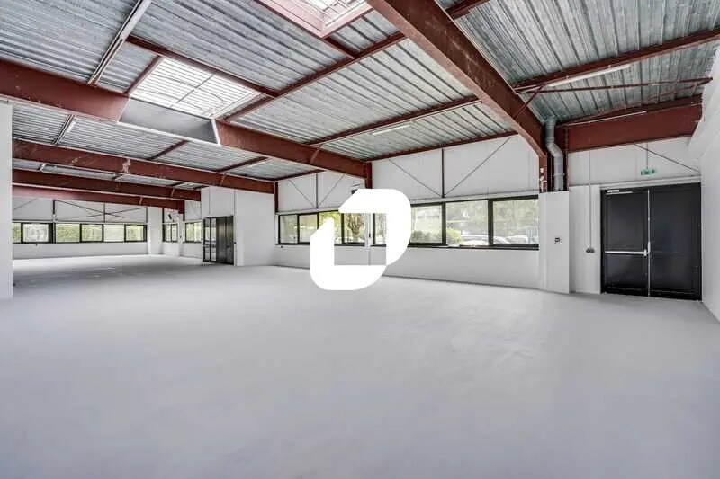 4 Avenue De Norvège, Villebon-sur-Yvette to rent - Building Photo - Image 2 of 27