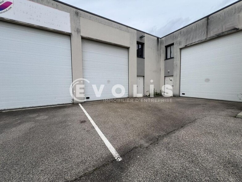 8 Rue Georges Polossat, Saint-Laurent-de-Mure to rent - Building Photo - Image 1 of 18