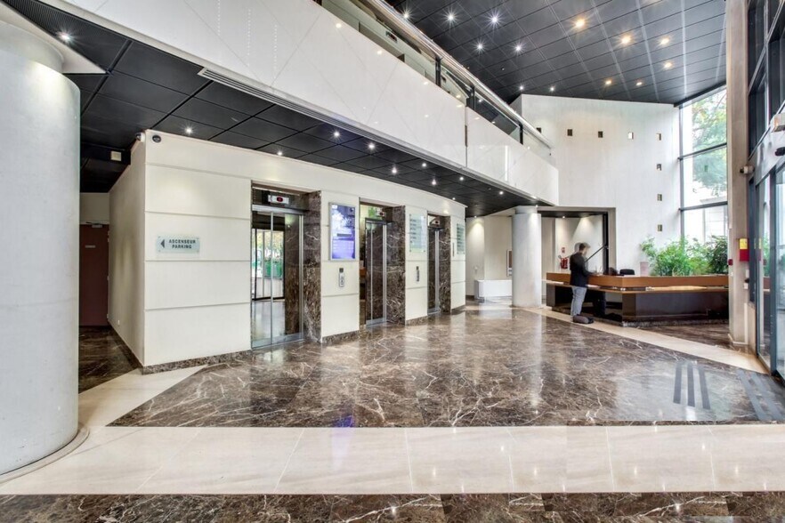 Office in Boulogne-Billancourt to rent - Lobby - Image 3 of 3