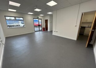 62 Valley Rd, Plymouth to rent Interior Photo- Image 2 of 2