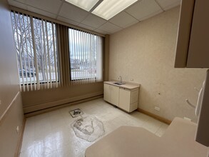 115 S Wilke Rd, Arlington Heights, IL for rent Interior Photo- Image 2 of 7