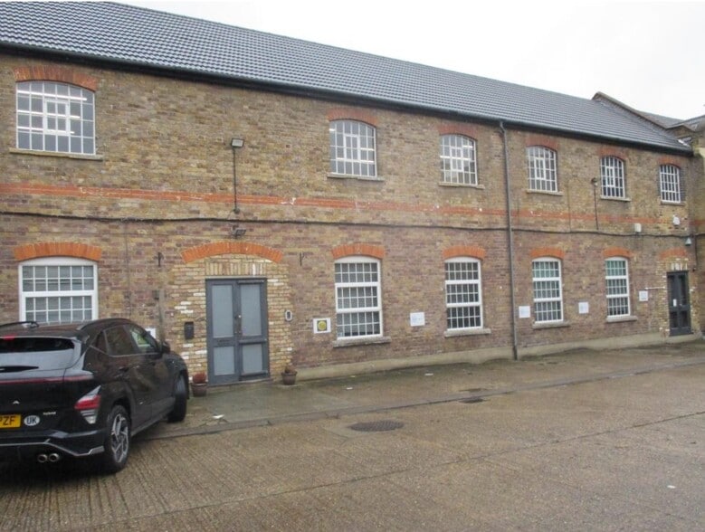 Lynton Rd, London to rent - Building Photo - Image 2 of 2