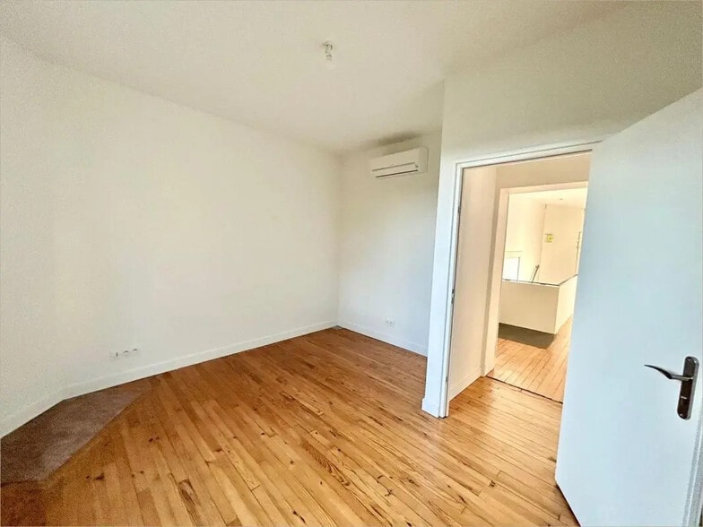 50 Route De Paris, Fenouillet to rent - Interior Photo - Image 2 of 21