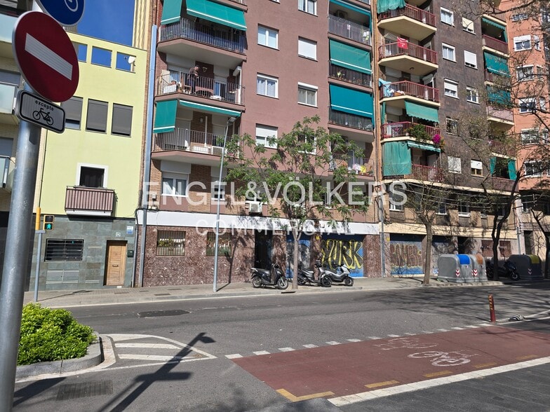 Retail in Barcelona, Barcelona to rent - Building Photo - Image 2 of 2