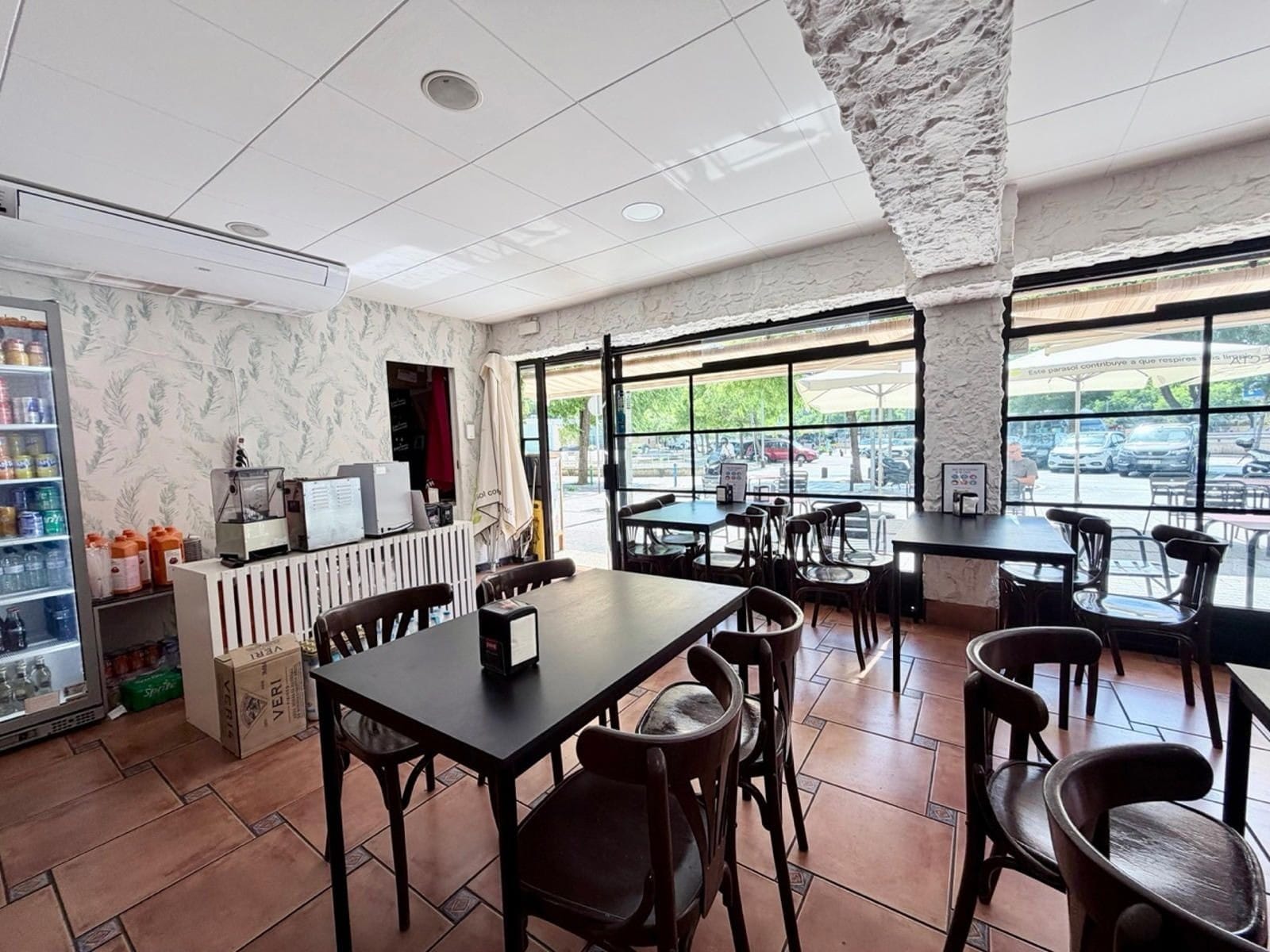 Retail in L'Hospitalet de Llobregat, Barcelona to rent Interior Photo- Image 1 of 18