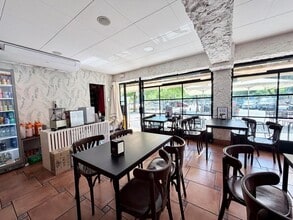 Retail in L'Hospitalet de Llobregat, Barcelona to rent Interior Photo- Image 1 of 18