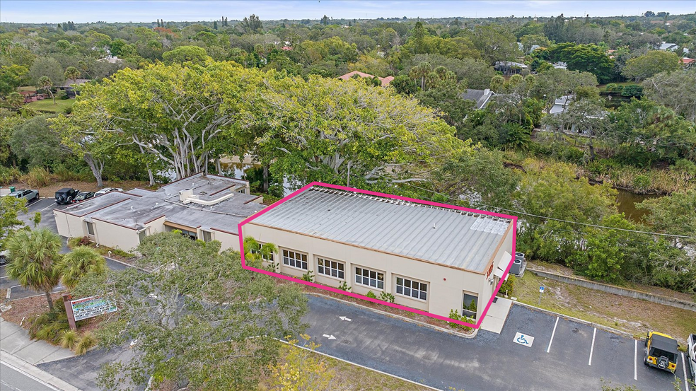 3205 Southgate Cir, Sarasota, FL for sale - Building Photo - Image 3 of 19