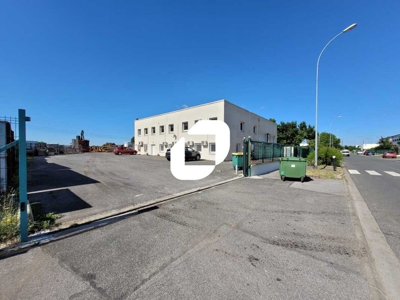 Light Industrial in Sainte-Geneviève-des-Bois to rent - Building Photo - Image 3 of 15