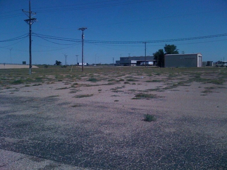 2000 N University Ave, Lubbock, TX for rent - Building Photo - Image 2 of 3