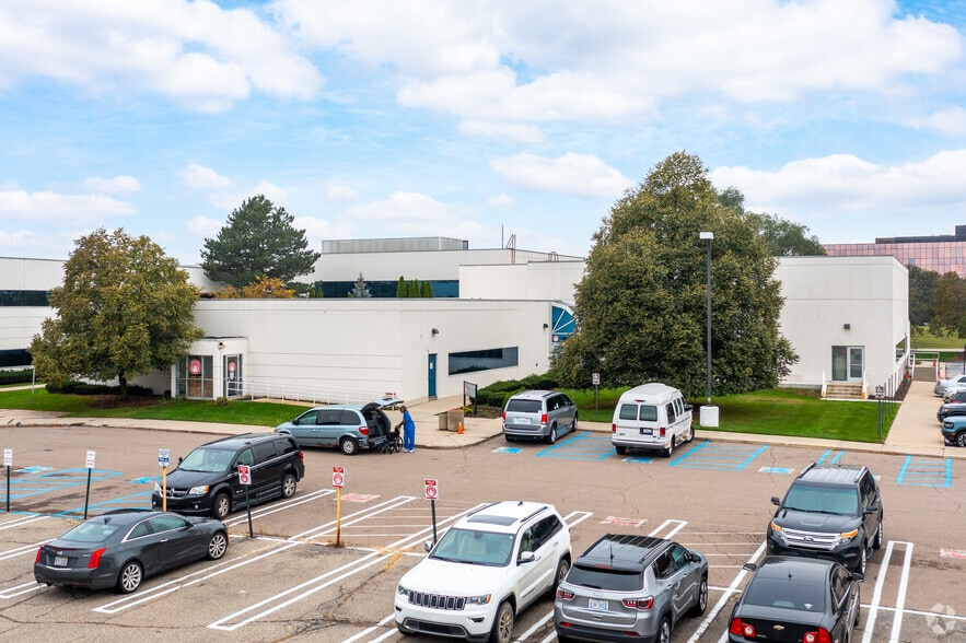 23800 W 10 Mile Rd, Southfield, MI to rent - Building Photo - Image 3 of 6