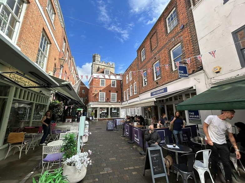 18 The Square, Winchester to rent - Building Photo - Image 3 of 10