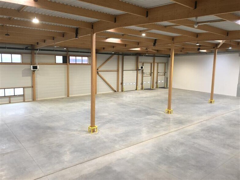 Industrial in Louvres to rent - Interior Photo - Image 2 of 12
