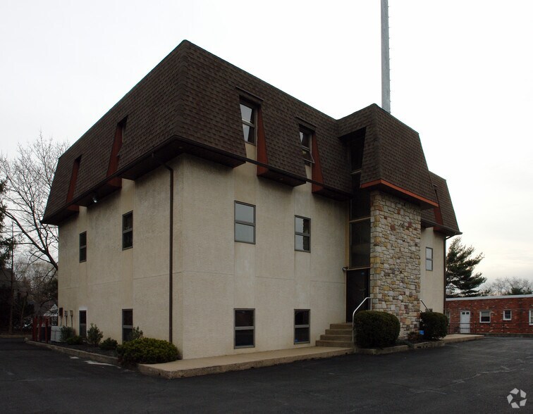 447 W Moreland Rd, Willow Grove, PA for rent - Building Photo - Image 1 of 6